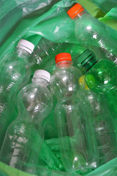 廃棄物をリサイクルするグリーンプラスチックボトル - 写真・画像