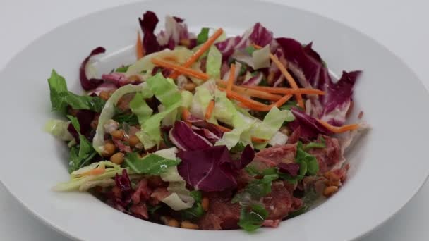 Φρέσκια καλοκαιρινή σαλάτα σε πιάτο περιστρεφόμενο - Πλάνα, βίντεο