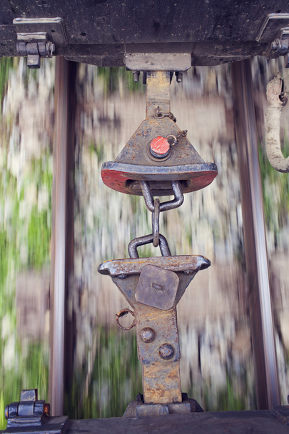 εικόνα της παλιάς αγκίστρια βαγόνι εμπορευμάτων με τρένο εν κινήσει - Φωτογραφία, εικόνα