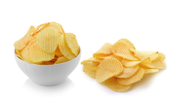 chipsy ziemniaczane na białym tle - Zdjęcie, obraz
