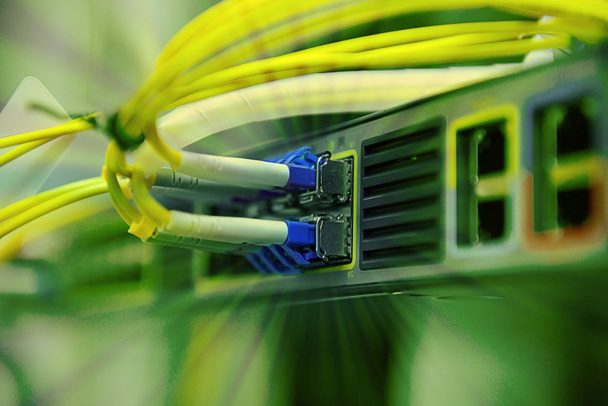 cabos de fibra óptica de rede e hub
 - Foto, Imagem