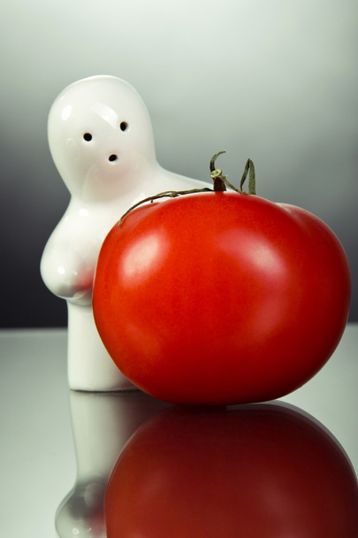 Bílou figurku a rajčaty - Fotografie, Obrázek