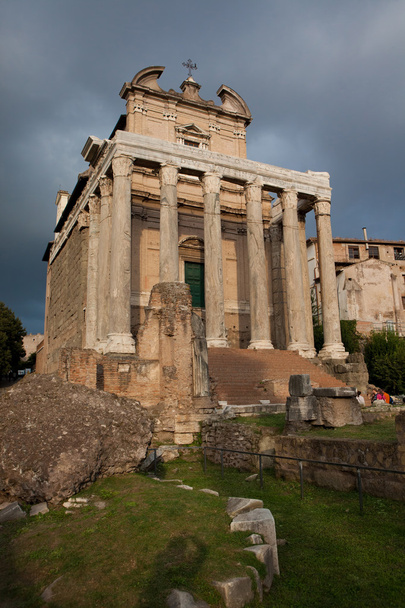 Temple d'Antonin et Faustine
 - Photo, image