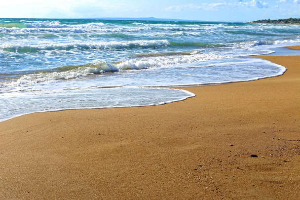 onda schiumosa del mare che spruzza su una spiaggia sabbiosa
 - Foto, immagini