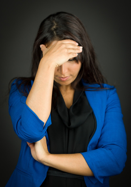 Расстроенная молодая деловая женщина с головой в руках
 - Фото, изображение