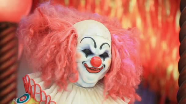 Akce panenka strašidelný klaun s úsměvem. - Záběry, video