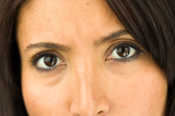Extremo close-up de uma jovem mulher olhando com raiva e decepcionado
 - Foto, Imagem