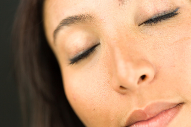 Extremo close-up de um dia jovem mulher sonhando com os olhos fechados
 - Foto, Imagem