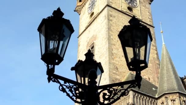 Lámpara vintage (silueta) - Reloj astronómico: Torre con cielo azul - Praga, República Checa
 - Metraje, vídeo