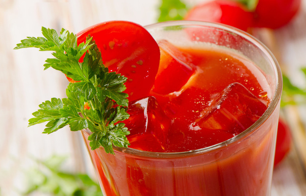 Cocktail  with   fresh tomatoes and herbs - Foto, imagen