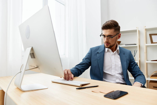 komea liikemies istuu tietokoneen ääressä pomo eristetty tausta. Laadukas kuva - Valokuva, kuva