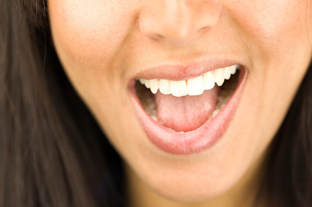 Extreme close-up van een jonge vrouw lachen - Foto, afbeelding