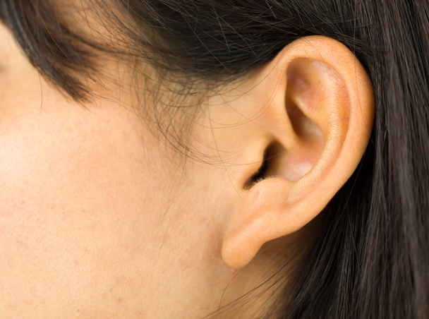 Close-up extremo de uma orelha de mulheres jovens
 - Foto, Imagem