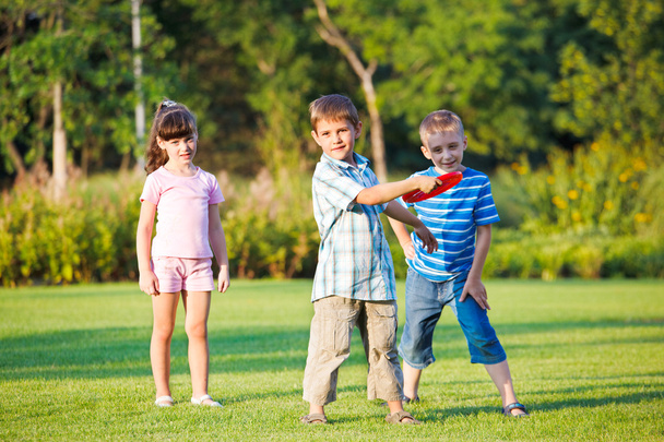 Preschool boy throwing frisbie - Foto, afbeelding