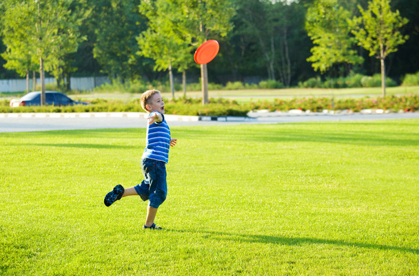 Boy throwing frisbie - Foto, Bild