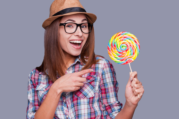 Woman in funky hat holding lollipop - Foto, Bild