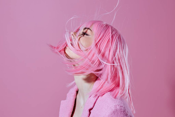 Portré egy bájos hölgy modern stílusú rózsaszín haj Vörös ajkak divat stúdió modell változatlan. Kiváló minőségű fénykép - Fotó, kép