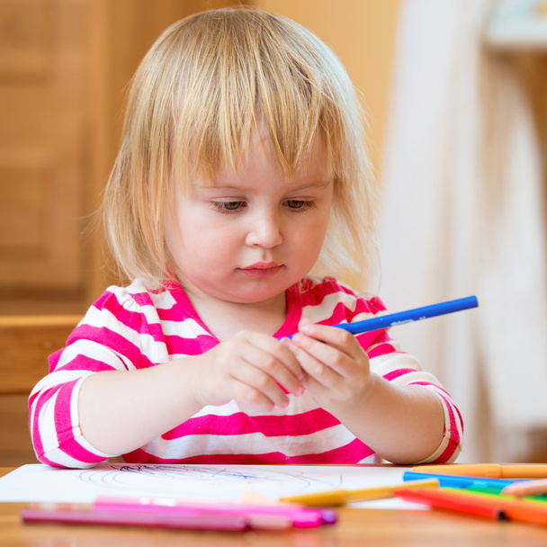Cute little girl draws - Fotoğraf, Görsel