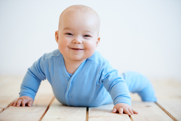 晴れやかな笑顔で幸せな赤ちゃん - 写真・画像