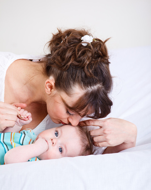 Woman kissing baby - Foto, immagini