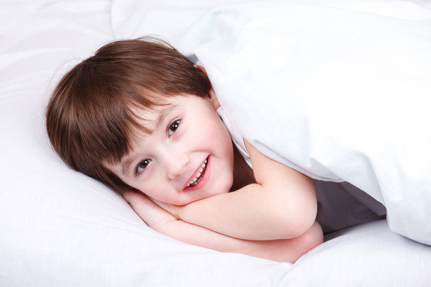 Cheerful kid in bed - Photo, image