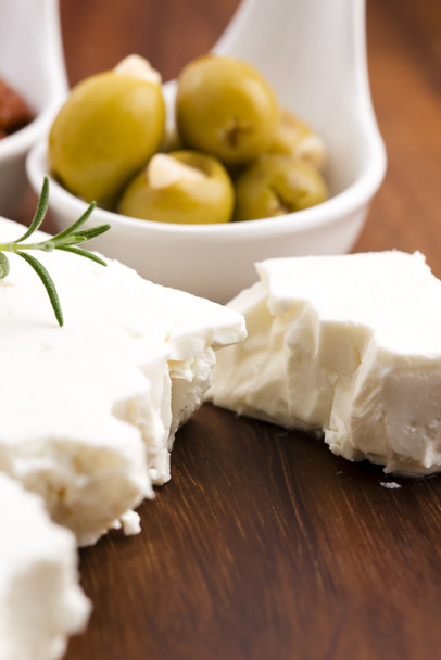Feta-juusto oliivien, aurinkokuivattujen tomaattien ja tuoreiden yrttien kanssa
 - Valokuva, kuva