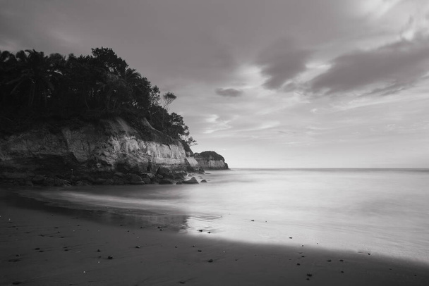 インドネシアの険しい崖のあるビーチの長い露出写真 - 写真・画像