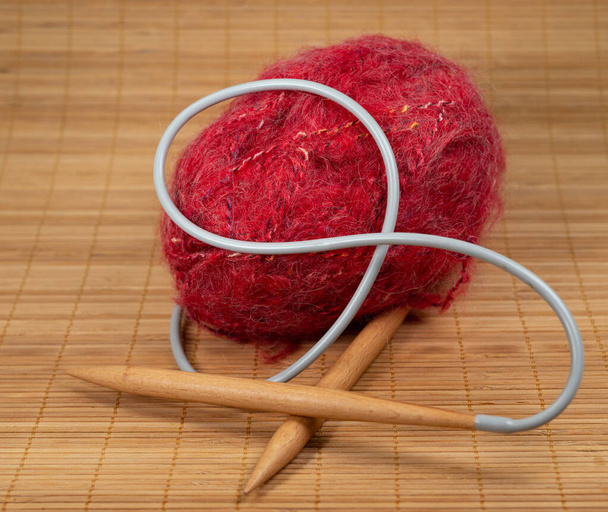 Lã-de-mohair vermelha e agulhas de tricô - Foto, Imagem
