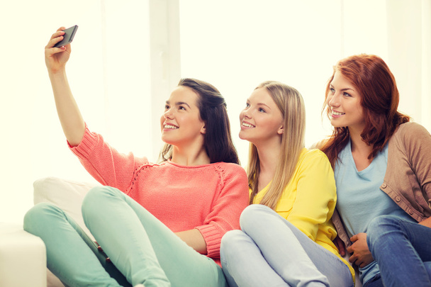 teenage girls taking selfie with smartphone - Fotoğraf, Görsel