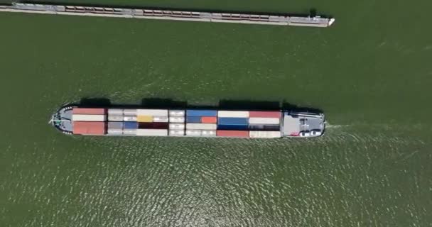 Hromadný kontejner přeprava nákladu dopravce plachtění nad vodou shora dolů letecké drone pohled. - Záběry, video