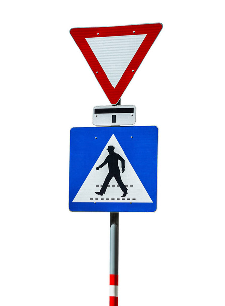 白で隔絶された赤い三角形と横断歩道の標識 - 写真・画像