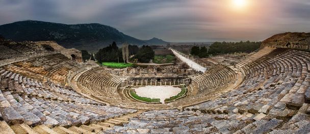 O Teatro de Éfeso (Efes) em Selcuk, na província de Izmir, Turquia. O anfiteatro é o maior do mundo antigo para combates e dramas de gladiadores. Éfeso é um destino turístico popular. - Foto, Imagem