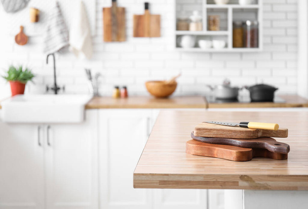 Montón de tablas de cortar y cuchillo en mesa de madera en la cocina - Foto, Imagen