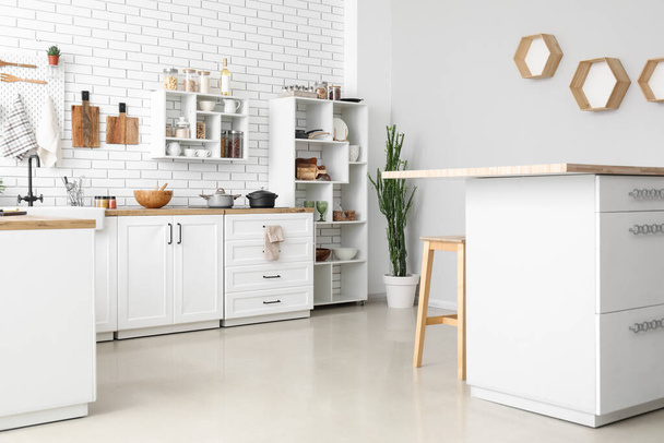 Interior elegante da cozinha leve com diferentes utensílios - Foto, Imagem