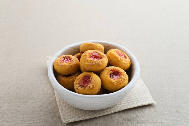Çilek reçeli ve rendelenmiş peynirle dolu parmak izi kurabiyeleri. Ramazan ve Ramazan Bayramı boyunca aşina mısınız?. - Fotoğraf, Görsel