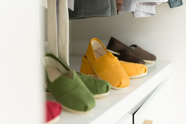ležérní oblečení na ramínkách a boty v obchodě. - Fotografie, Obrázek