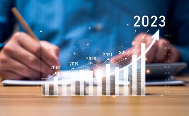 Бізнесмен планує 2023 зростання бізнесу на столі за допомогою віртуального голограма графіка. Розрахунковий дохід і прибуток від інвестицій і збільшення показників позитивного зростання, Повернення на Стокс - Фото, зображення