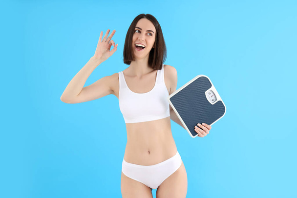 Konzept der Gewichtsabnahme mit schlanker junger Frau - Foto, Bild
