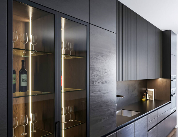 3Dレンダリング現代の豪華なブラックキッチンインテリアミニマリストスタイルのデザイン - 写真・画像