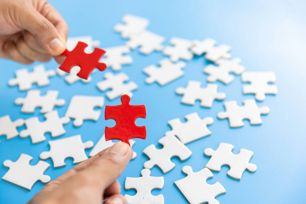 Menschliche Hände halten rote Puzzles mit Wort Problem & Lösung. Symbol der Verbindung und Verbundenheit. Unternehmensstrategie. - Foto, Bild