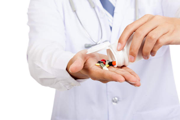 Asiatique médecin masculin avec des pilules et bouteille de pharmacie
 - Photo, image