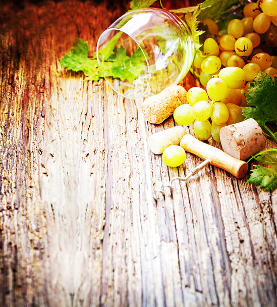 Tło z winogron i korki - Zdjęcie, obraz