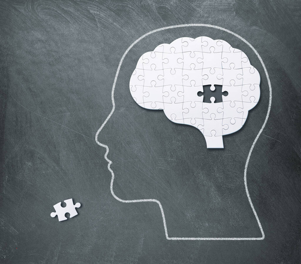 Kirakós puzzle alakja emberi agy a táblán háttér - Fotó, kép
