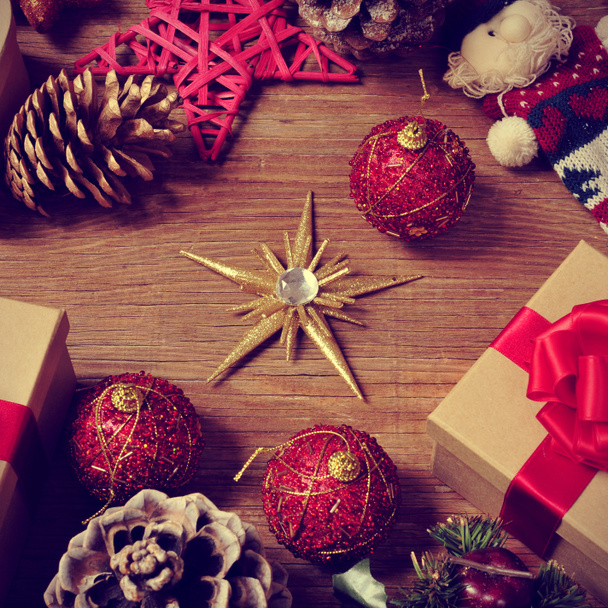 Χριστουγεννιάτικα δώρα και στολίδια για ένα ρουστίκ ξύλινα πίνακα - Φωτογραφία, εικόνα