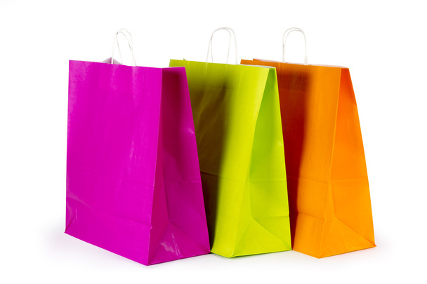 Bolsas de compras de papel de colores aisladas en blanco
 - Foto, imagen