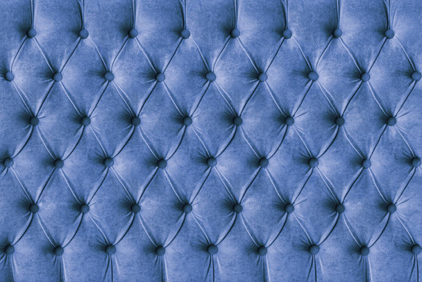 Fondo decorativo textil de tela suave a cuadros capitone azul con botones. Estilo retro Chesterfield clásico, tapicería de lujo textura abotonada para muebles, pared, cabecera, sofá, sofá - Foto, imagen