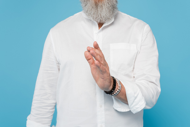 обрезанный вид бородатого гуру с благословенным жестом, изолированным на голубом - Фото, изображение