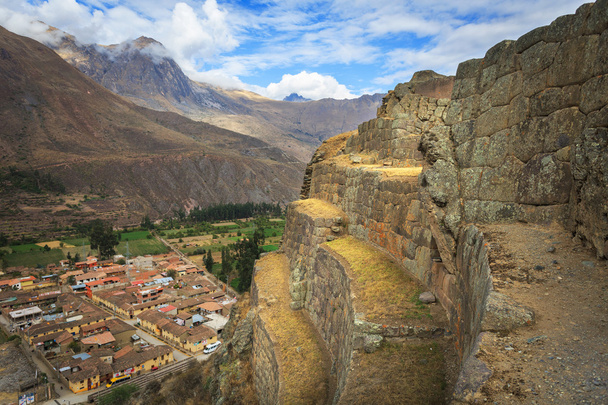 Ollantaytambo, velha fortaleza Inca no Vale Sagrado no E
 - Foto, Imagem