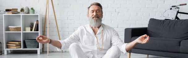 gurú maestro barbudo mostrando barbilla mudra mientras reza con los ojos cerrados, pancarta - Foto, Imagen