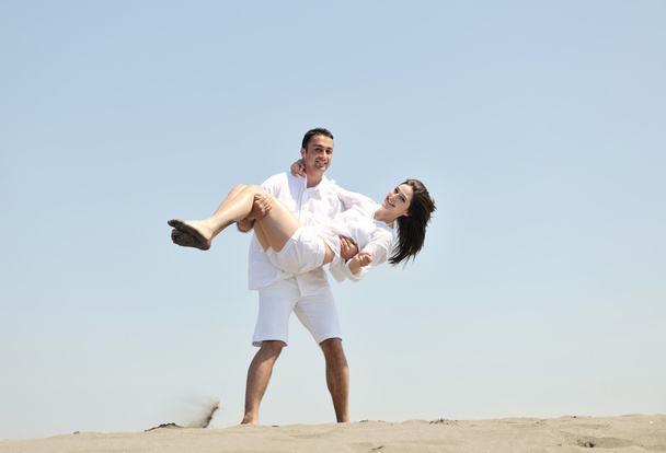felice giovane coppia divertirsi sulla spiaggia - Foto, immagini